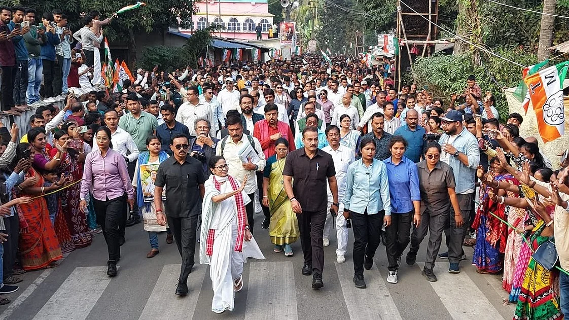 ममता ने मतुआ बहुल क्षेत्र में SIR के खिलाफ मार्च निकाला, चुनाव आयोग पर साधा निशाना, 'बीजेपी आयोग' करार दिया