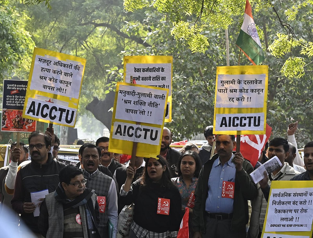 मजदूर संगठनों ने नए कानूनों को अलोकतांत्रिक और श्रमिक अधिकारों पर हमला बताते हुए जंतर मंतर पर विरोध प्रदर्शन किया।