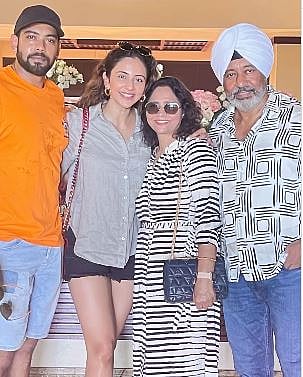 सिनेजीवन: मुमताज ने धर्मेंद्र की दिल छू लेने वाली तस्वीरें शेयर की और तीन पत्नियों के बीच फंसे कपिल शर्मा