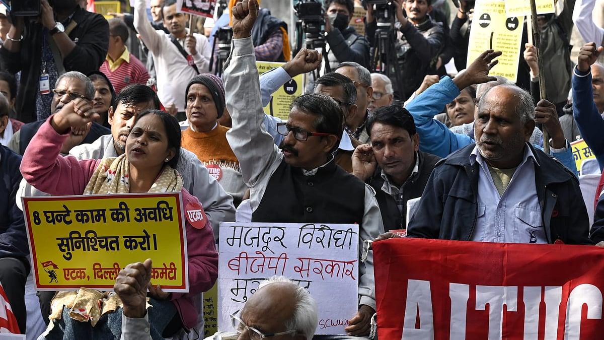 मजदूर संगठनों ने जंतर-मंतर किया विरोध प्रदर्शन
