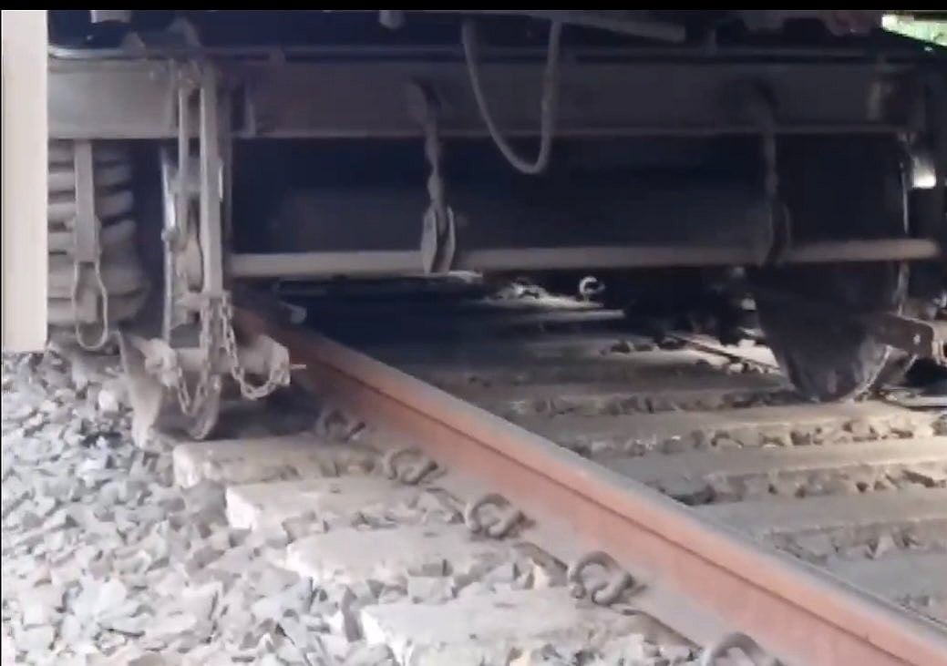 झारखंड के दुमका में यात्री ट्रेन के दो डिब्बे पटरी से उतरे, कई लोगों को आई चोटें