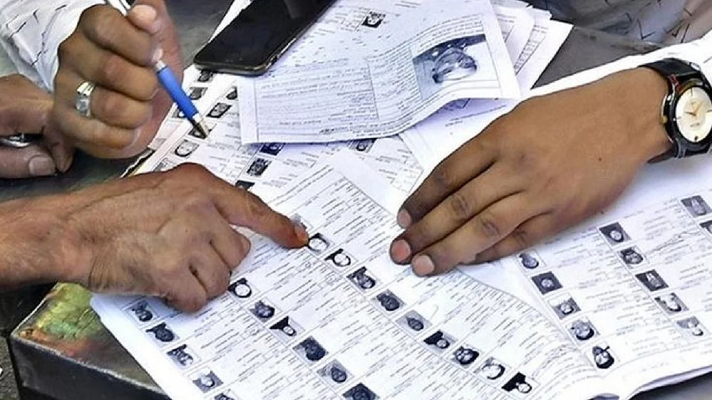 यूपी में SIR के काम में लापरवाही बरतने पर 21 BLO के खिलाफ मुकदमा दर्ज