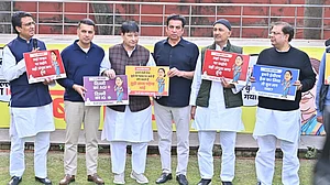 दिल्ली कांग्रेस नेताओं ने रेखा गुप्ता के खिलाफ प्रदर्शन किया, बीजेपी पर जनता से वादाखिलाफी का लगाया आरोप