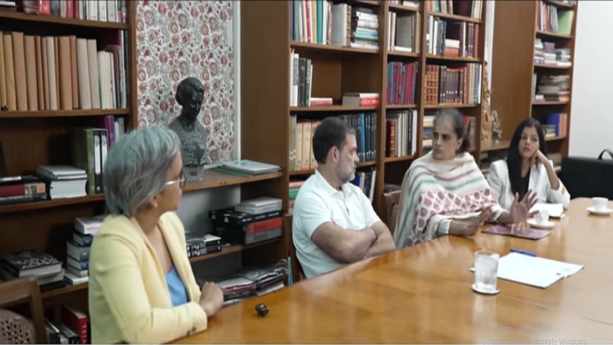 वायु प्रदूषण के मुद्दों पर महिलाओं से बात करते राहुल गांधी।