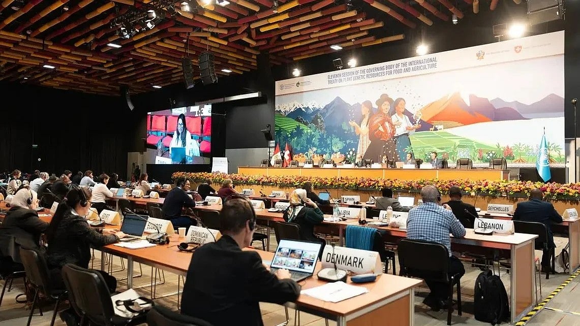 26 नवंबर, 2025 को फ़ूड एंड एग्रीकल्चर के लिए प्लांट जेनेटिक रिसोर्स पर इंटरनेशनल ट्रीटी (ITPGRFA) की गवर्निंग बॉडी के 11वें सेशन में डेलीगेट्स। (फ़ोटो क्रेडिट: X/@planttreaty)