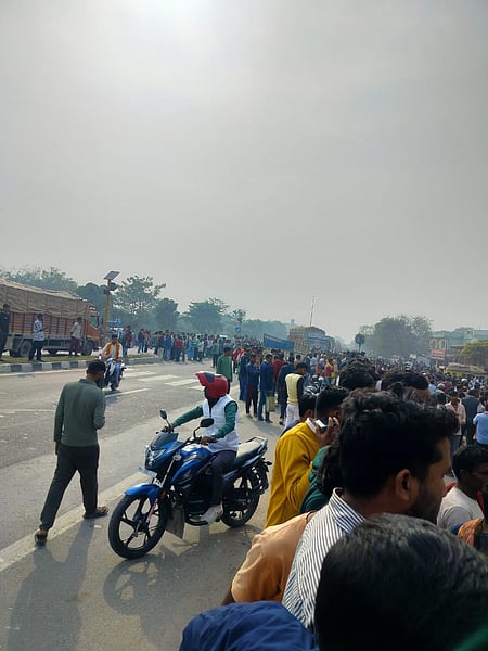 बिहार के मोतिहारी में बेकाबू ट्रक का कहर, लोगों को रौंदा, 5 लोगों की मौत, कई लोग घायल, NH पर हंगामा