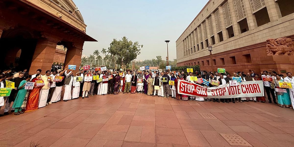 विपक्षी सांसदों का SIR के खिलाफ संसद परिसर में प्रदर्शन, सदन में चर्चा की मांग