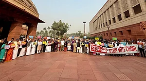 विपक्षी सांसदों का SIR के खिलाफ संसद परिसर में प्रदर्शन, सदन में चर्चा की मांग