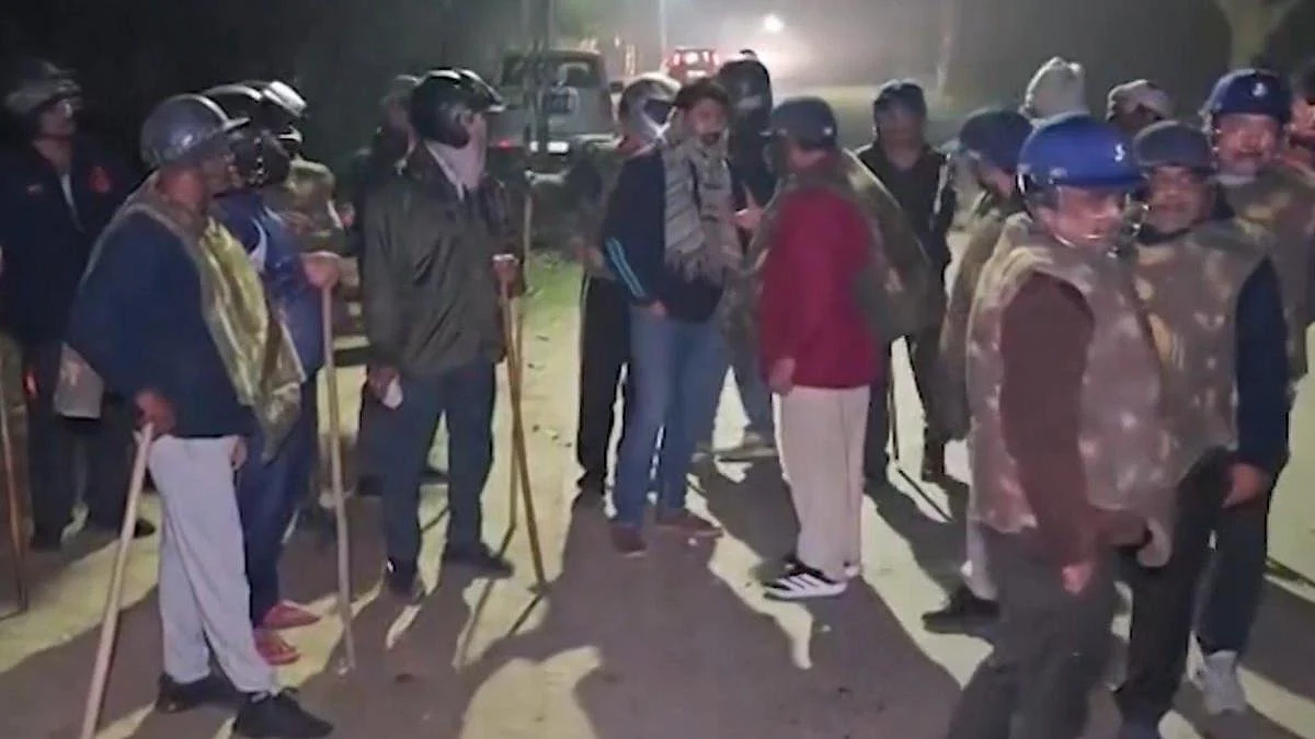 BHU कैंपस में छात्र और सुरक्षाकर्मियों के बीच पथराव BHU कैंपस में छात्र और सुरक्षाकर्मियों के बीच पथराव