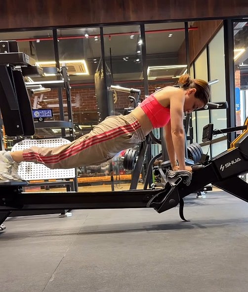 सिनेजीवन: रणवीर सिंह की 'धुरंधर' का नया गाना 'ईजी-ईजी' रिलीज और सोहा अली खान ने पोस्ट किया वर्कआउट वीडियो