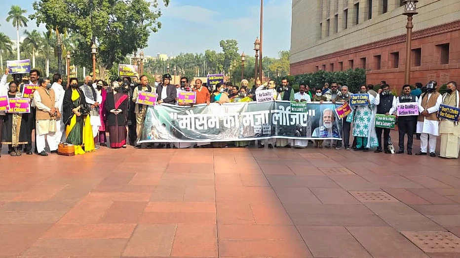 ‘मौसम का मजा लीजिए’ वाला बैनर लेकर विपक्ष ने किया प्रदर्शन