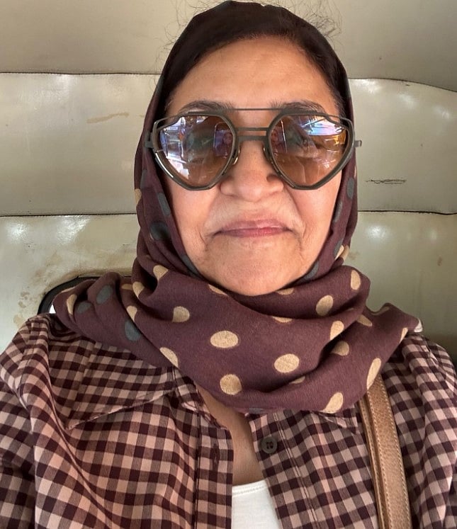 सिनेजीवन: 52 साल की उम्र में महिमा चौधरी ने संजय मिश्रा को पहनाई वरमाला और कार छोड़ ऑटो में सवार हुईं दीप्ति नवल