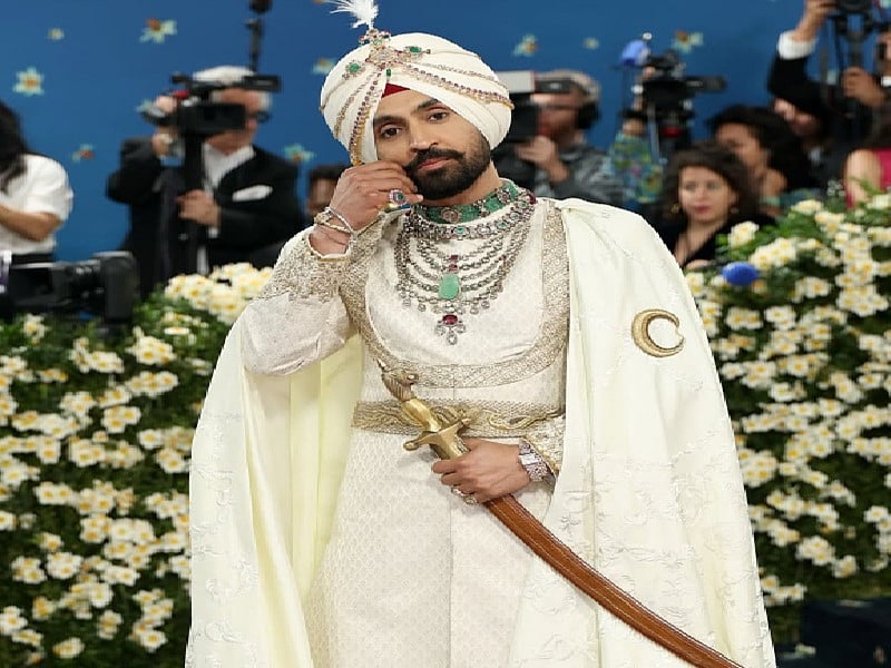 सिनेजीवन: 52 साल की उम्र में महिमा चौधरी ने संजय मिश्रा को पहनाई वरमाला और कार छोड़ ऑटो में सवार हुईं दीप्ति नवल