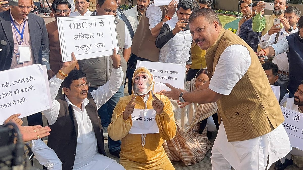 भोपाल में कांग्रेस का प्रदर्शन, 'बंदर के हाथ में उस्तरा' के साथ जताया विरोध