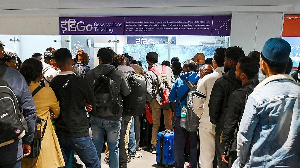 मुनाफ़े के लिए इंडिगो एयरलाइन का कुप्रबंधन और यात्रियों की बढ़ती परेशानी