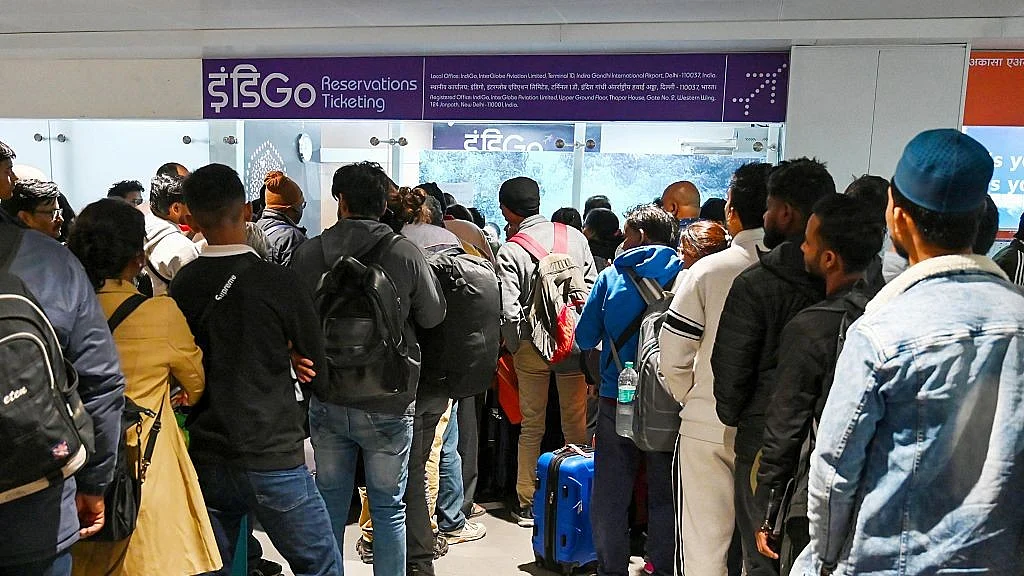 मुनाफ़े के लिए इंडिगो एयरलाइन का कुप्रबंधन और यात्रियों की बढ़ती परेशानी