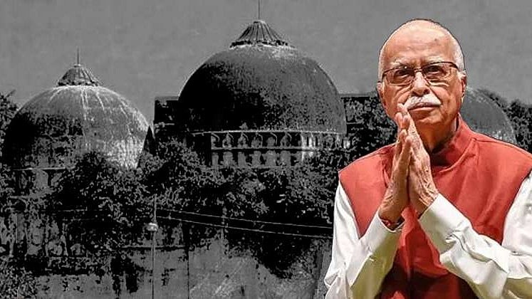 लालकृष्ण आडवाणी और नेपथ्य में ढहाए जाने से पहले की बाबरी मस्जिद