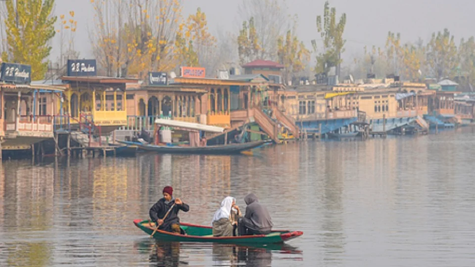 बिना इजाजत कश्मीर और लद्दाख घूमता पकड़ा गया चीनी नागरिक, फोन से मिले चौंकाने वाले सुराग, जांच में जुटीं एजेंसियां