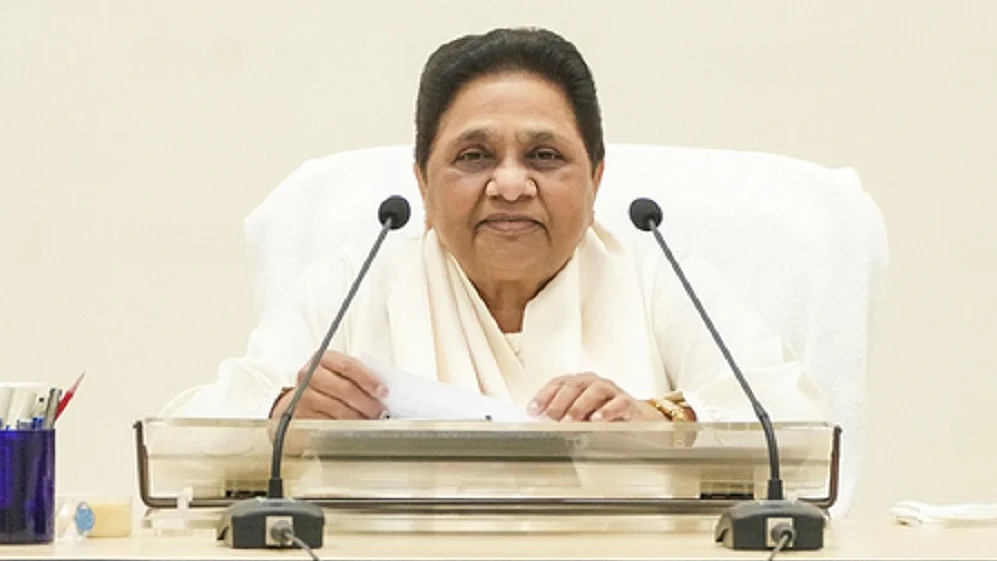 मायावती ने EVM को हटाकर वापस बैलेट पेपर से चुनाव कराने की मांग की, SIR की समयसीमा बढ़ाने का भी दिया सुझाव