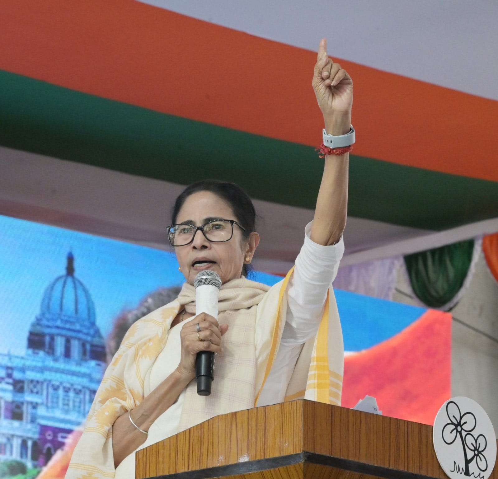 बड़ी खबर LIVE: भवानीपुर के ‘स्ट्रॉन्ग रूम’ पहुंचीं ममता बनर्जी, ईवीएम से छेड़छाड़ का लगाया आरोप