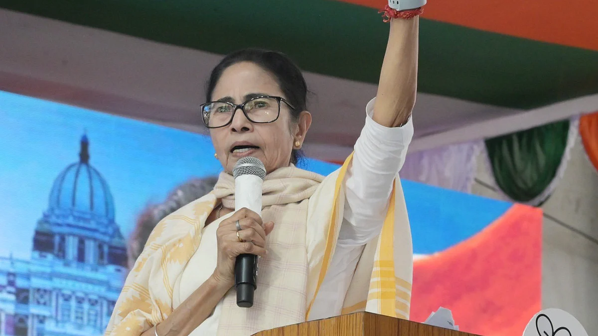 ममता बनर्जी ने पीएम मोदी पर निशाना साधा है। (फोटो: @AITCofficial)