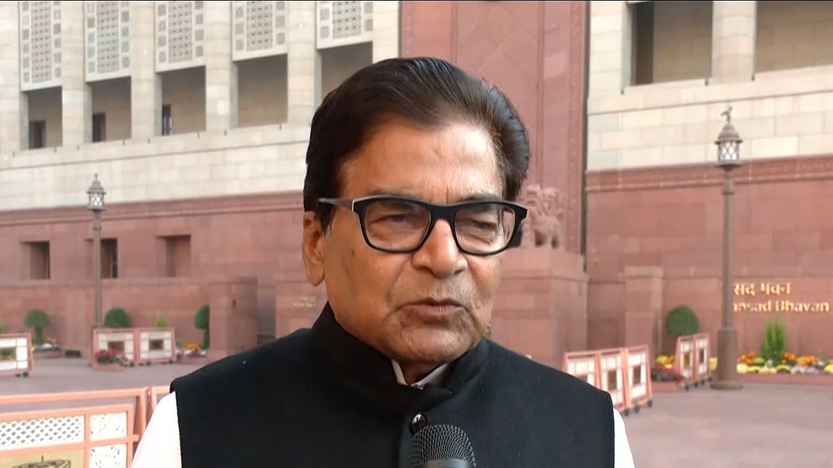 समाजवादी पार्टी के सांसद रामगोपाल यादव ने कहा कि एसआईआर प्रक्रिया को लेकर चुनाव आयोग खुद भ्रमित है।