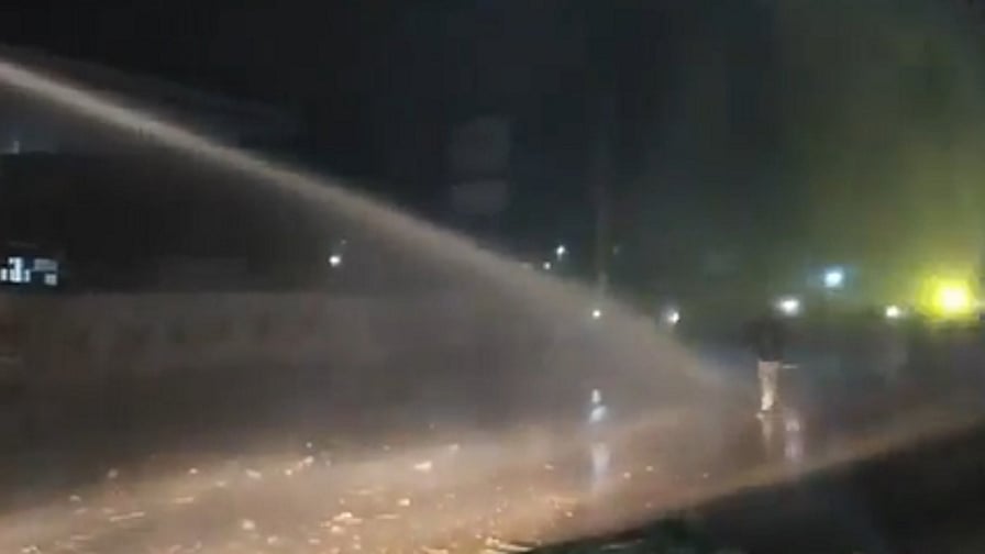 पाकिस्तान: पुलिस ने सर्दी की रात में इमरान की बहन पर बरसाए वाटर कैनन, PTI ने संवैधानिक अधिकारों पर हमला बताया