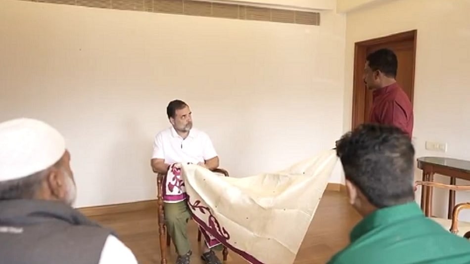 राहुल गांधी ने बनारसी कारीगरों से मुलाकात की, सड़क से संसद तक उनकी आवाज उठाने का दिया भरोसा