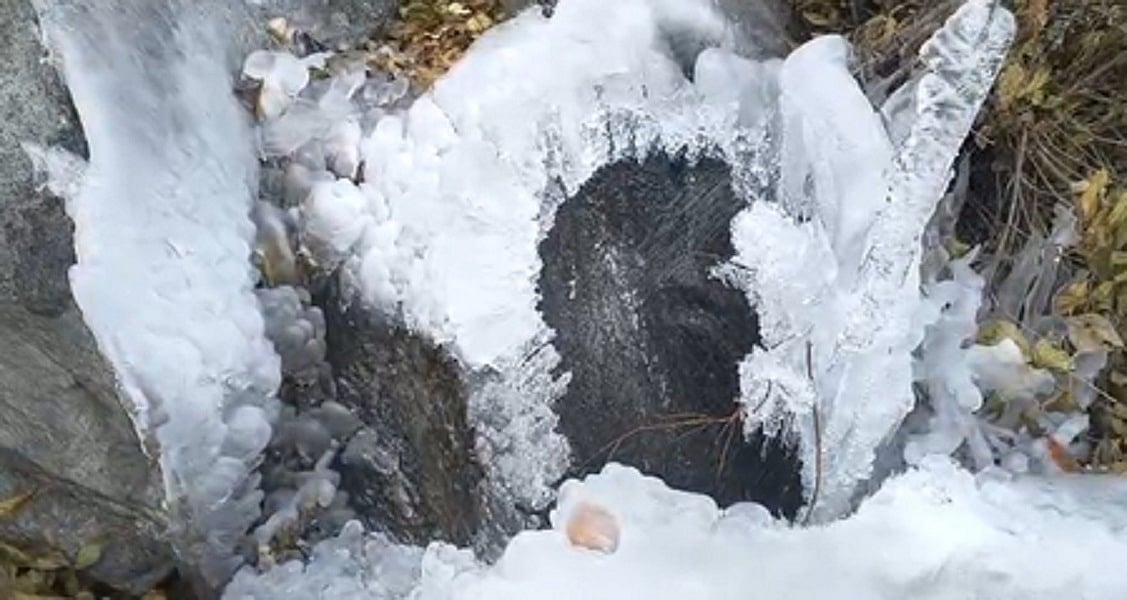 उत्तराखंडः गंगोत्री नेशनल पार्क में कड़ाके की ठंड का असर, बर्फ में तब्दील हुआ पानी, देखें अद्भुत तस्वीर