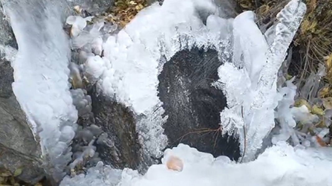 उत्तराखंडः गंगोत्री नेशनल पार्क में कड़ाके की ठंड का असर, बर्फ में तब्दील हुआ पानी, देखें अद्भुत तस्वीर