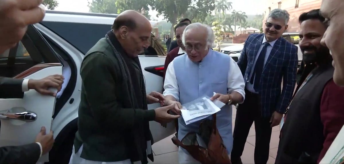 '...और पढ़िएगा', जयराम रमेश ने राजनाथ सिंह को सौंपी मणिबेन की डायरी की प्रविष्टियां, देखें वीडियो 