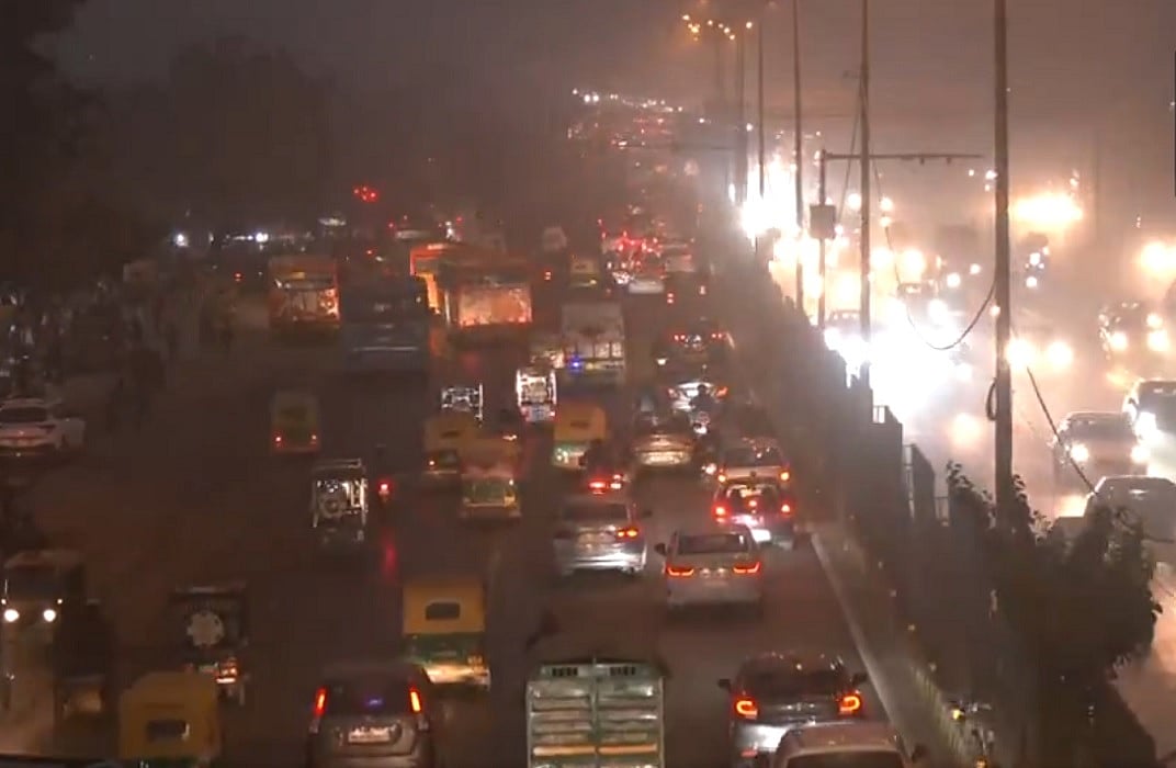 बड़ी खबर LIVE: दिल्ली की हवा हुई बेहद खतरनाक, आनंद विहार पर AQI 488 के पार, CAQM ने GRAP के चरण- IV को लागू किया