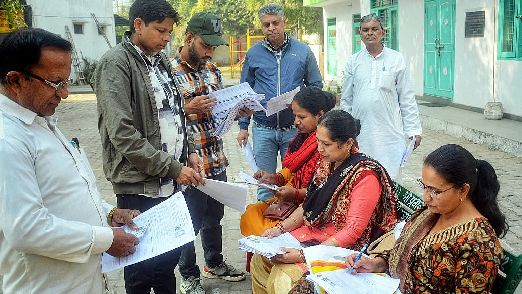 आड़ी, तिरछी और अनाड़ी एसआईआर और चुनिंदा बीएलओ की पीठ थपथपाता चुनाव आयोग