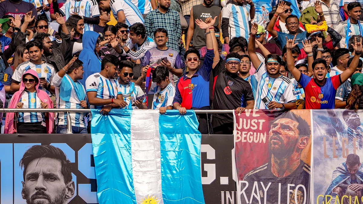 मेस्सी के कोलकाता दौरे में प्रशंसकों ने मचाया उत्पात