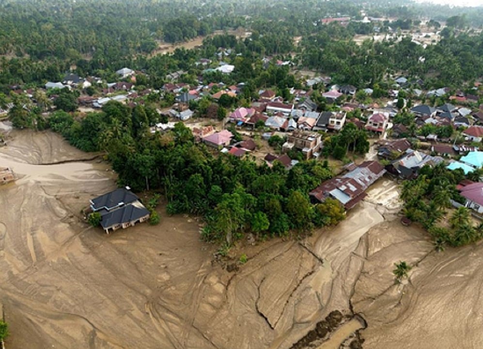 इंडोनेशिया में अचानक आई बाढ़ और भूस्खलन में मौत का आंकड़ा 1000 से अधिक पहुंचा, हालात अब भी भयावह