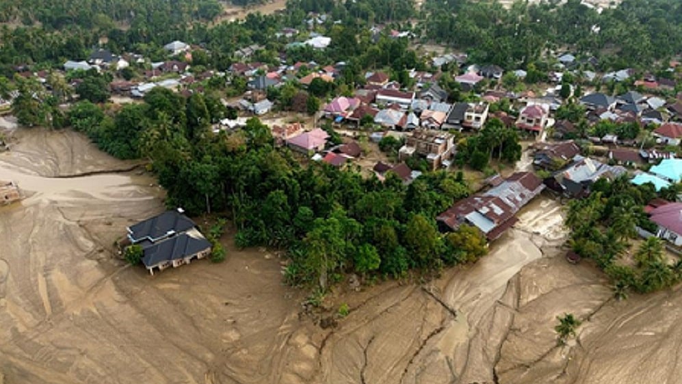 इंडोनेशिया में अचानक आई बाढ़ और भूस्खलन में मौत का आंकड़ा 1000 से अधिक पहुंचा, हालात अब भी भयावह