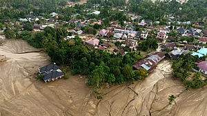 इंडोनेशिया में अचानक आई बाढ़ और भूस्खलन में मौत का आंकड़ा 1000 से अधिक पहुंचा, हालात अब भी भयावह