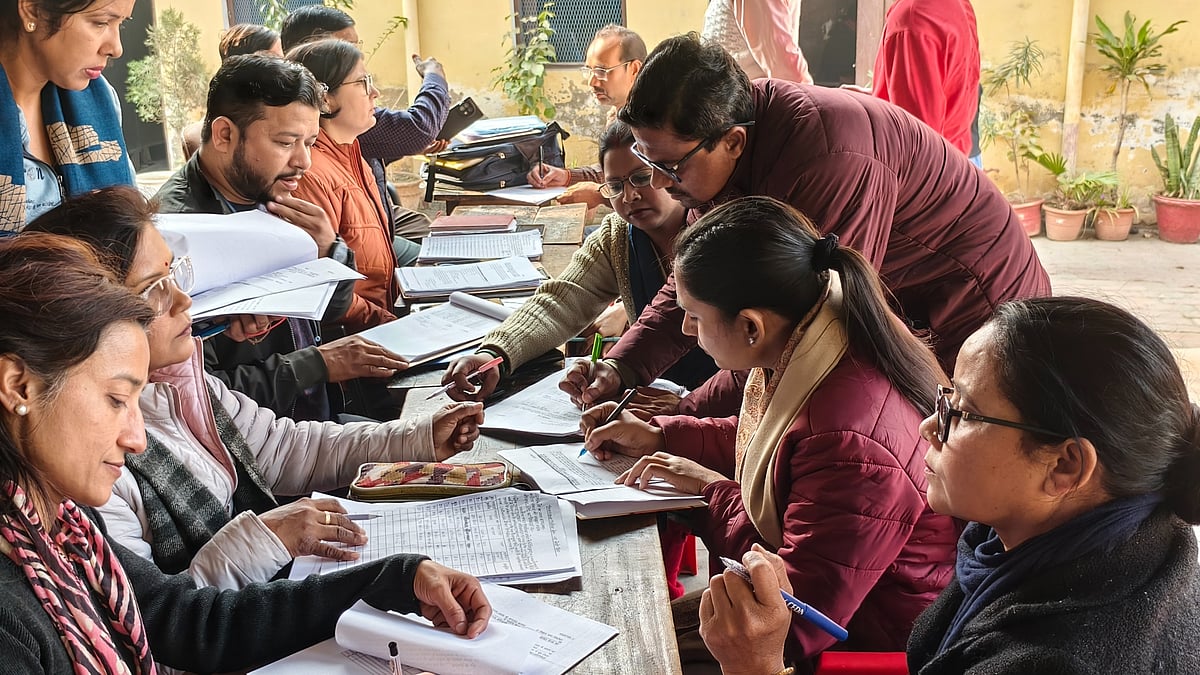 उत्तर प्रदेश के बरेली में एसआईआर फॉर्म भरने के लिए लोगों के बीच अंदेशे भी हैं (फोटो - प्रभात)