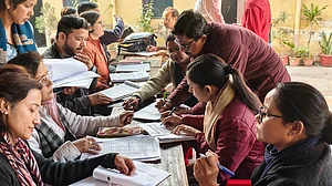 उत्तर प्रदेश के बरेली में एसआईआर फॉर्म भरने के लिए लोगों के बीच अंदेशे भी हैं (फोटो - प्रभात)