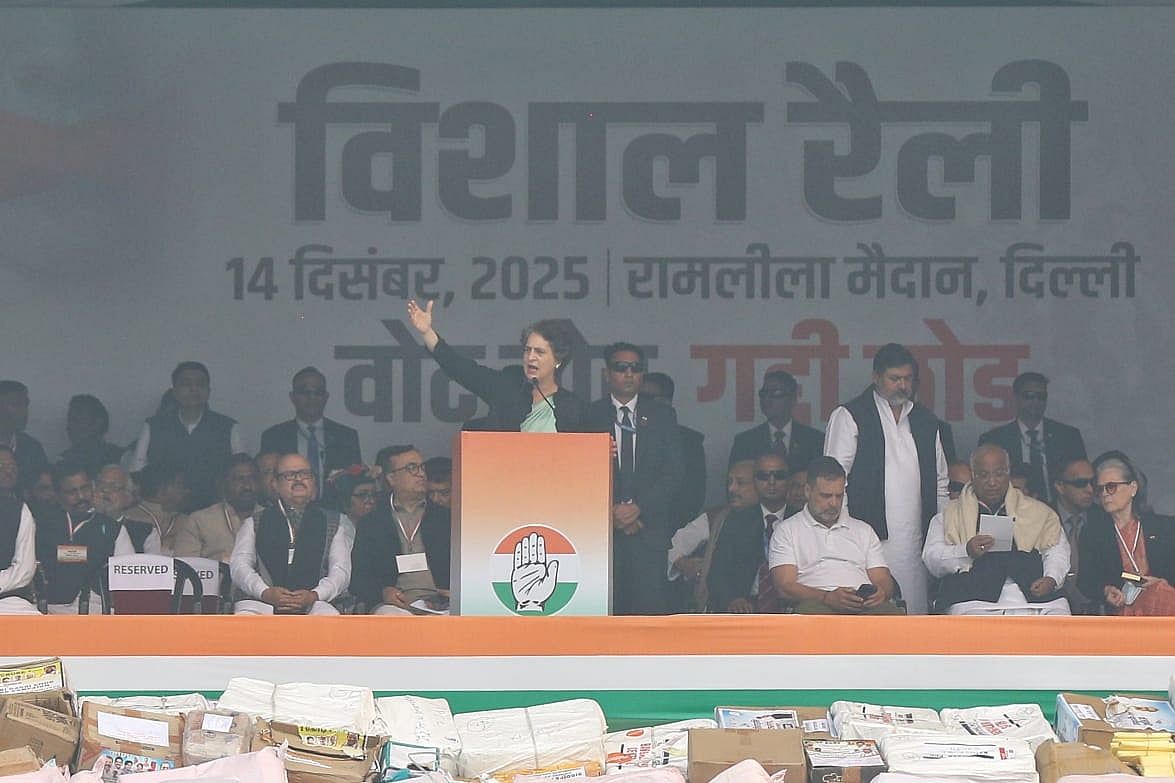 दिल्ली में कांग्रेस की रैली: रामलीला मैदान में मोदी सरकार पर जमकर बरसीं प्रियंका गांधी, 'वोट चोर, गद्दी छोड़...'