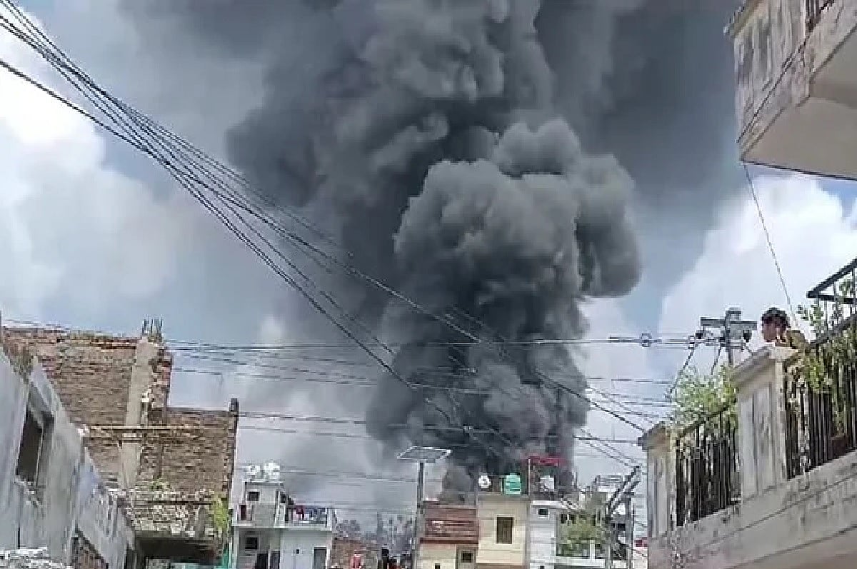 बड़ी खबर LIVE: उत्तराखंड के देहरादून में एक फैक्ट्री में लगी भीषण आग, आसमान में धुएं का गुब्बार छाया