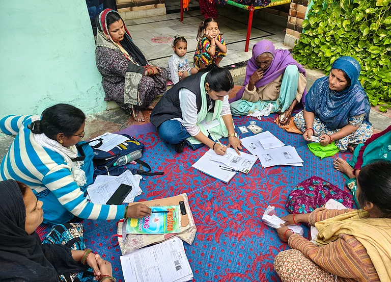 उत्तर प्रदेश के बरेली में एसआईआर फॉर्म भरने के लिए लोगों के बीच अंदेशे भी हैं (फोटो - प्रभात)