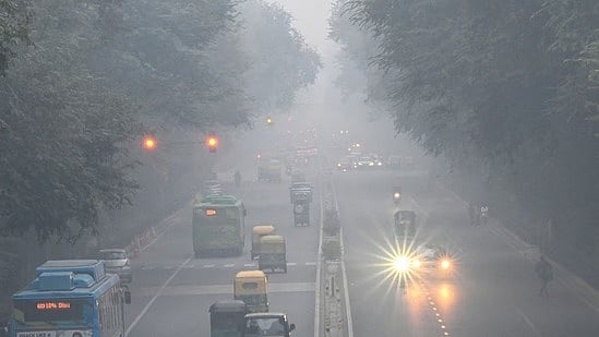 दिल्ली-NCR में कड़ाके की ठंड की दस्तक, AQI ने भी तोड़ा रिकॉर्ड,  फॉग और स्मॉग से विजिबिलिटी जीरो  