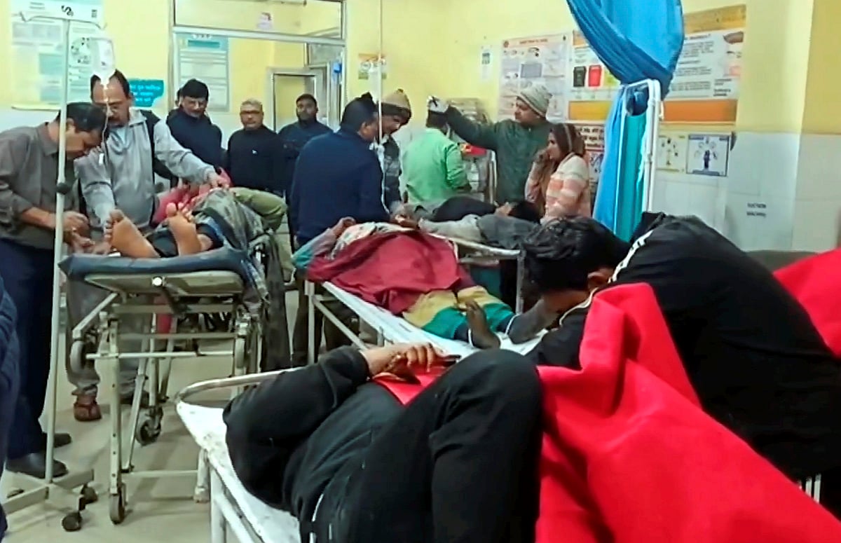 मथुरा: जलती बस में फंसी मां ने बचाई बच्चों की जान, पॉलीबैग में भरकर लाए जा रहे क्षत-विक्षत शव, अब तक 13 की मौत