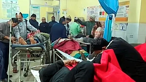 मथुरा: जलती बस में फंसी मां ने बचाई बच्चों की जान, पॉलीबैग में भरकर लाए जा रहे क्षत-विक्षत शव, अब तक 13 की मौत