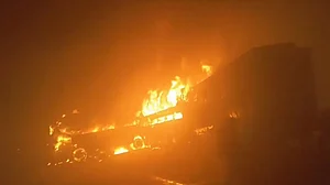 बड़ी खबर LIVE: यमुना एक्सप्रेसवे पर भीषण हादसा, घने कोहरे में टकराए वाहन, कई बसों में लगी आग, 4 की दर्दनाक मौत