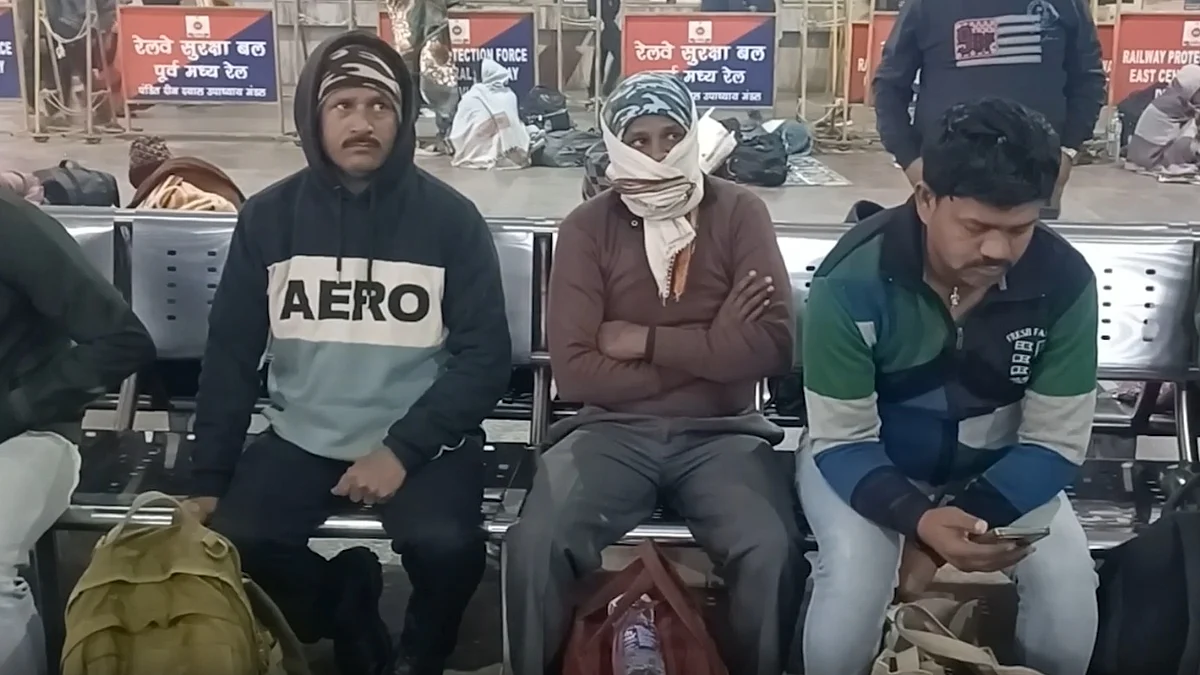 कोहरे से कई ट्रेनें 4 से 10 घंटे तक लेट चल रही है।