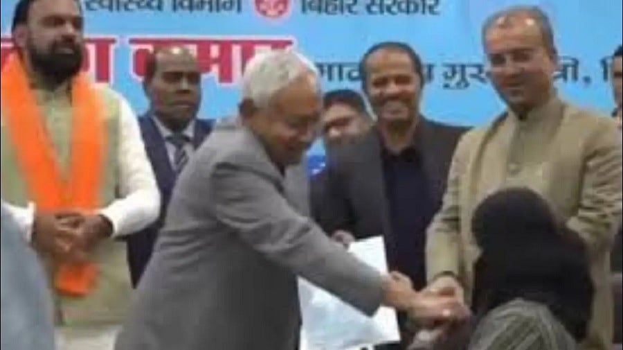 सीएम नीतीश ने जिस महिला डॉक्टर का खींचा था हिजाब, उसने बिहार छोड़ा, नहीं करेंगी सरकारी नौकरी