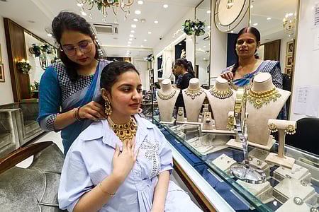 अर्थतंत्र की खबरें: सोने की चमक बढ़ी, चांदी का दाम 2 लाख रुपए के करीब और शेयर बाजार में लगातार तीसरे दिन गिरावट
