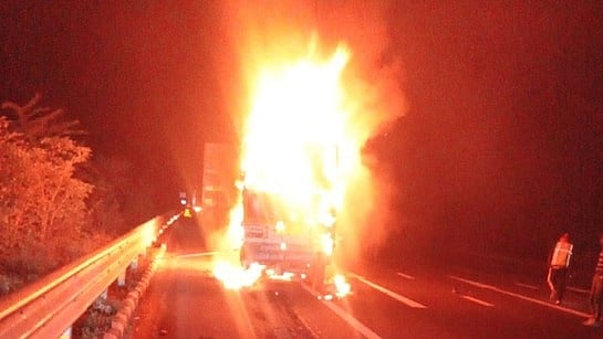 द‍िल्‍ली-मुंबई एक्‍सप्रेसवे पर भीषण हादसा, ट्रक से टकराते ही आग का गोला बना पिकअप, तीन लोग ज‍िंदा जले